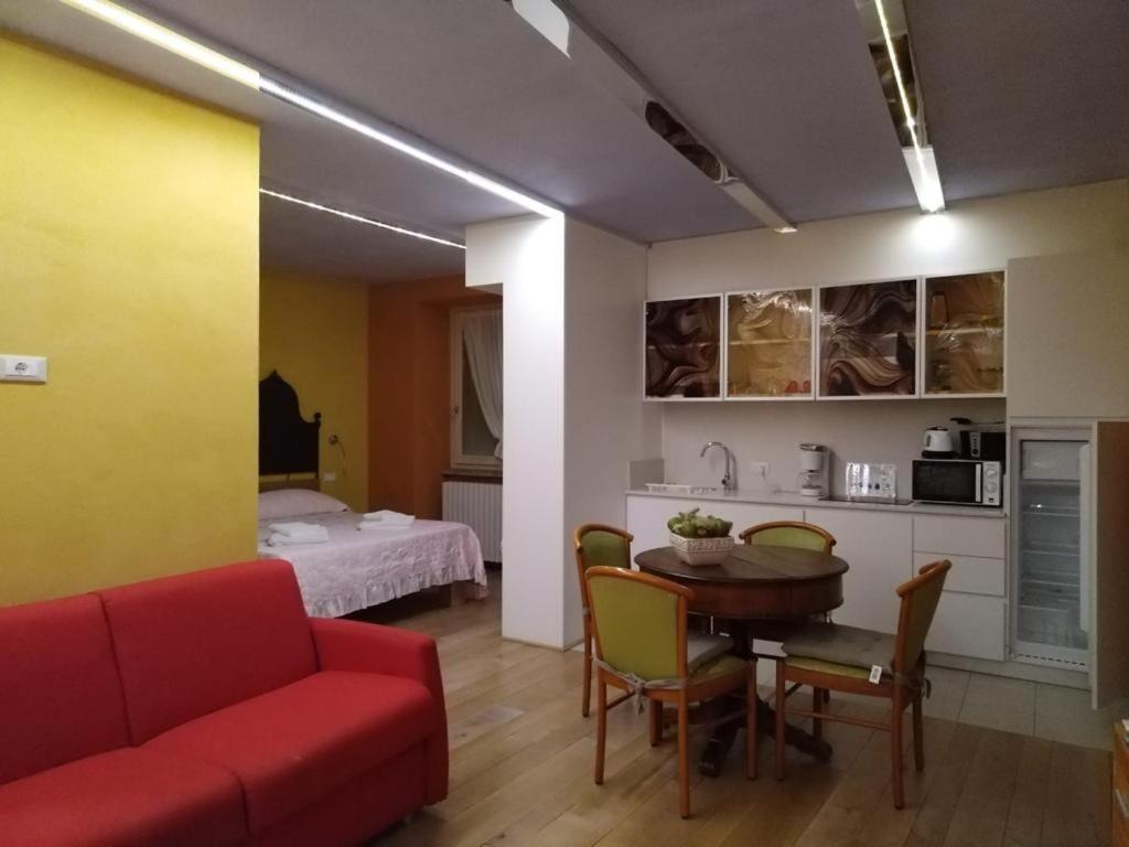 Borgo Al Sole By Garda Facilities Aparthotel Puegnago del Garda Esterno foto
